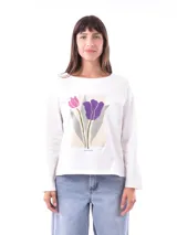 Remera blanca de manga larga con cuello redondo y estampado de dos tulipanes en tonos rosa y violeta sobre un rectángulo color crema.