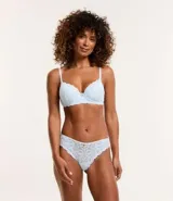 Bombacha de bikini color celeste, de encaje rústico floral, con lazo y dije colgante.