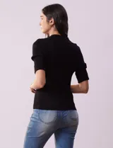 Blusa en tejido acanalado color beige, marca Rio & Rian. Cuello solapa y escote en V en tejido calado.