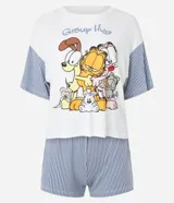 Conjunto de pijama corto de viscosa con remera de mangas cortas rayadas y estampado de Garfield, y short estilo bóxer a rayas con cintura elástica.
