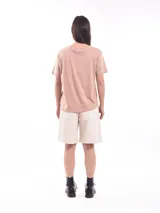 Remera gris de corte recto y mangas cortas.