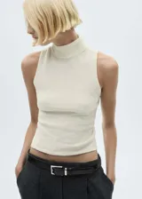 Top de punto color crudo, con cuello alto, sin mangas y espalda descubierta.