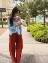 Sweater tejido blanco de hilo 100% algodón, con cuello redondo y diseño con motivos geométricos en el canesú en tonos rojo, verde, azul y negro.