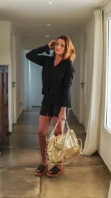 Bolso dorado metalizado con doble correa, interior forrado con bolsillos y llavero, cierre de lado a lado.