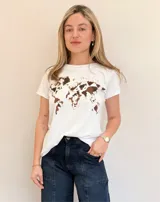 Remera blanca de algodón con cuello redondo y estampado de mapa mundial en tonos marrones.