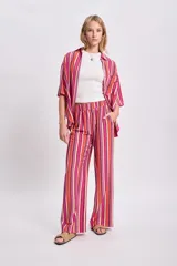 Pantalón de viscosa con rayas verticales en tonos fucsia, naranja y blanco, con cintura elástica y corte palazzo.