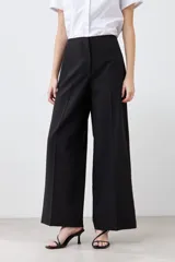 Pantalón sastrero negro de corte wide leg.