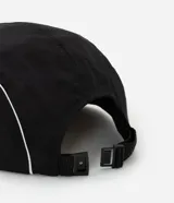 Gorra negra de microfibra, modelo 5 panel, con visera plana y logo estampado en blanco.