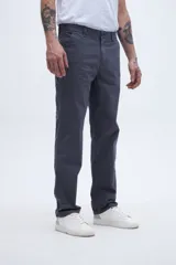 Pantalón de gabardina gris, corte recto, estilo carpintero con bolsillos laterales y detalle en la parte trasera.