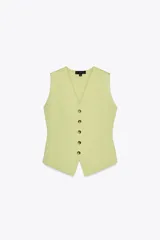 Chaleco color verde claro de punto con escote pico y cierre frontal con botones dorados.