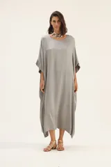 Túnica larga de color gris, de corte holgado y mangas cortas.