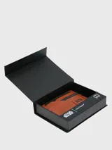 Tarjetero de cuero marrón con siete ranuras para tarjetas y forro interior inspirado en los rebeldes. Presenta un diseño del Halcón Milenario y el logo de Lucasfilm Ltd. Producto hecho a mano con cuero de primera calidad.