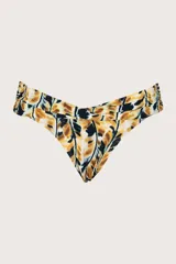 Parte inferior de bikini con faja cruzada al frente y un estampado en tonos cálidos, estiliza la figura. La faja cruzada posterior con recogido y la cobertura media ofrecen un porte cómodo. Este calzón de baño combina un diseño actual con un toque exótico.