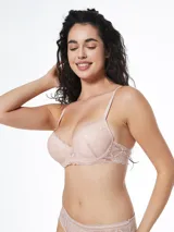 Conjunto de ropa interior color borgoña de encaje, compuesto por un soutien con aro y una bombacha tipo colaless.