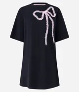 Camisón corto negro de algodón con cuello redondo, mangas cortas amplias y lazo de tule rosa en el pecho.