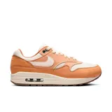 Championes Nike Air Max 1 '87 color chocolate con detalles en blanco y suela marrón.