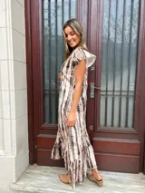 Vestido midi con estampado tie-dye en tonos marrones y blancos, con mangas cortas con volados y cuello en V.