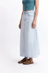 Falda midi de denim celeste, de tiro alto y corte recto, con tajo frontal y ruedo desflecado.