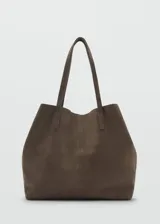 Bolso shopper grande de piel serraje color marrón, con doble asa de hombro y cierre de lazo.