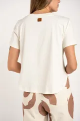 Remera negra de algodón peinado, corte recto y mangas cortas.