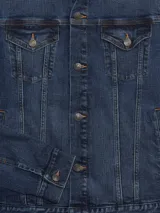 Campera de jean azul de corte clásico, con cuello camisero, bolsillos con solapa abotonados en el pecho y cierre frontal con botones metálicos.