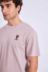 Remera manga corta color lila con logo bordado en el pecho.