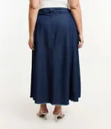 Pollera midi de jean con cierre tradicional, ajuste elástico interior y bajo deshilachado con abertura delantera.
