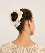 Scrunchie de tela laise color crema con diseño calado.
