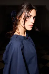 Colita de pelo azul con lentejuelas.