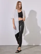 Kimono negro de gasa con apliques de brillos en el escote, mangas cortas amplias y corte asimétrico.