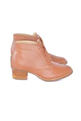 Botines acordonados de cuero color caramelo, con tacón bloque texturizado de 6 cm y puntera redondeada.