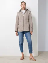 Campera capitoneada blanca de la marca Gallery, con cierre frontal, bolsillos, cinto ajustable y capucha desmontable.