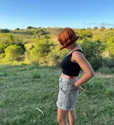 Top negro de lycra de algodón, con escote cruzado y bordes ribeteados.