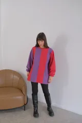 Buzo de mangas largas con diseño de bloques de color en marrón, gris y beige.