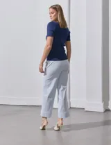 Buzo azul de tejido acanalado, con escote cuadrado y aplique de botones.