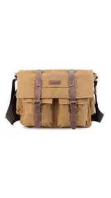 Morral de tela canvas color gris con detalles en cuero marrón. Tiene tapa con hebillas, doble bolsillo frontal, trasero y laterales. Interior espacioso con compartimento para notebook de 15". Correa de galón regulable.