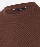 Remera de corte regular confeccionada en algodón y poliéster, con cuello redondo, manga corta y textura waffle.