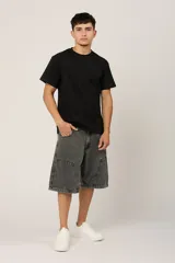 Bermuda gris oscuro de denim, corte ancho, con bolsillos laterales y traseros, y detalle de parches en las rodillas.