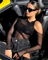 Body negro de tul con diseño asimétrico.