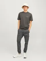 Pantalón cargo gris oscuro, corte slim fit, con puños elastizados, tiro medio, cierre con cremallera y múltiples bolsillos.