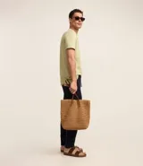 Remera de hombre color verde grisáceo, de manga corta y cuello redondo, confeccionada en algodón peruano.