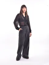 Camisa negra traslúcida con lunares, cuello mao y botones frontales.