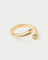 Anillo abierto dorado con un cristal engarzado en un extremo.