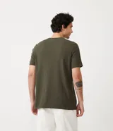 Remera de algodón color ladrillo, corte slim fit, cuello redondo y mangas cortas.
