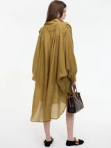 Vestido camisero largo negro con botones frontales y mangas amplias. Incluye vestido interior.