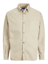 Sobrecamisa color beige de jean con manga larga, cuello clásico y cierre con botones. Tiene un bolsillo frontal y corte holgado.