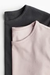 Pack de dos remeras cortas, una color gris oscuro de punto acanalado y otra color rosa pálido de punto liso.