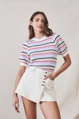 Sweater de punto con rayas horizontales de colores y mangas cortas abullonadas.