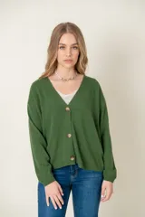 Cardigan celeste de lana con escote en V y botones marrones.