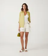 Short corto color marrón, de tiro medio, con cinturón de la misma tela y bolsillos laterales.